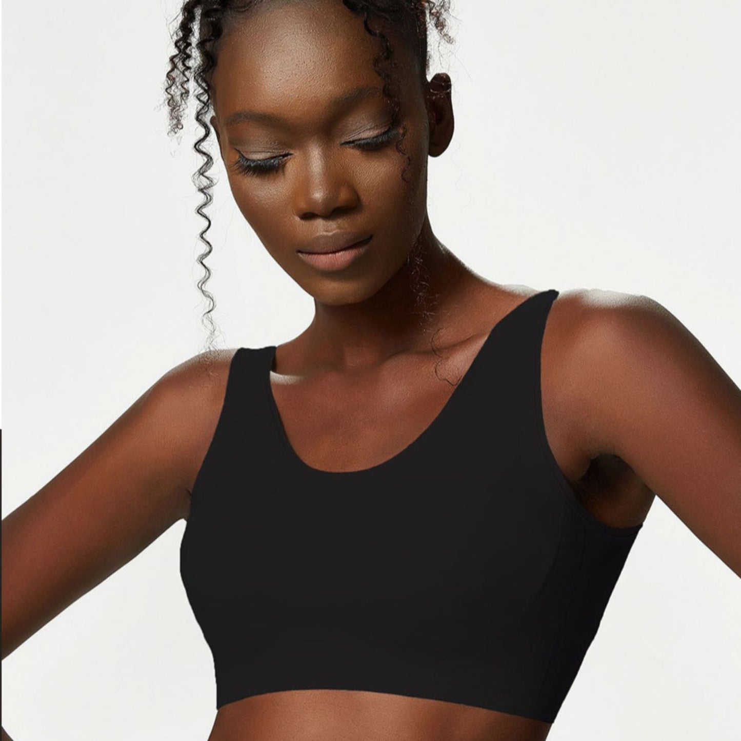 MODEL WEARING A LIGHTWEIGHT, SUPPORTIVE AND COMFORTABLE SPORTS BRA FROM VIBRAS ACTIVEWEAR.
