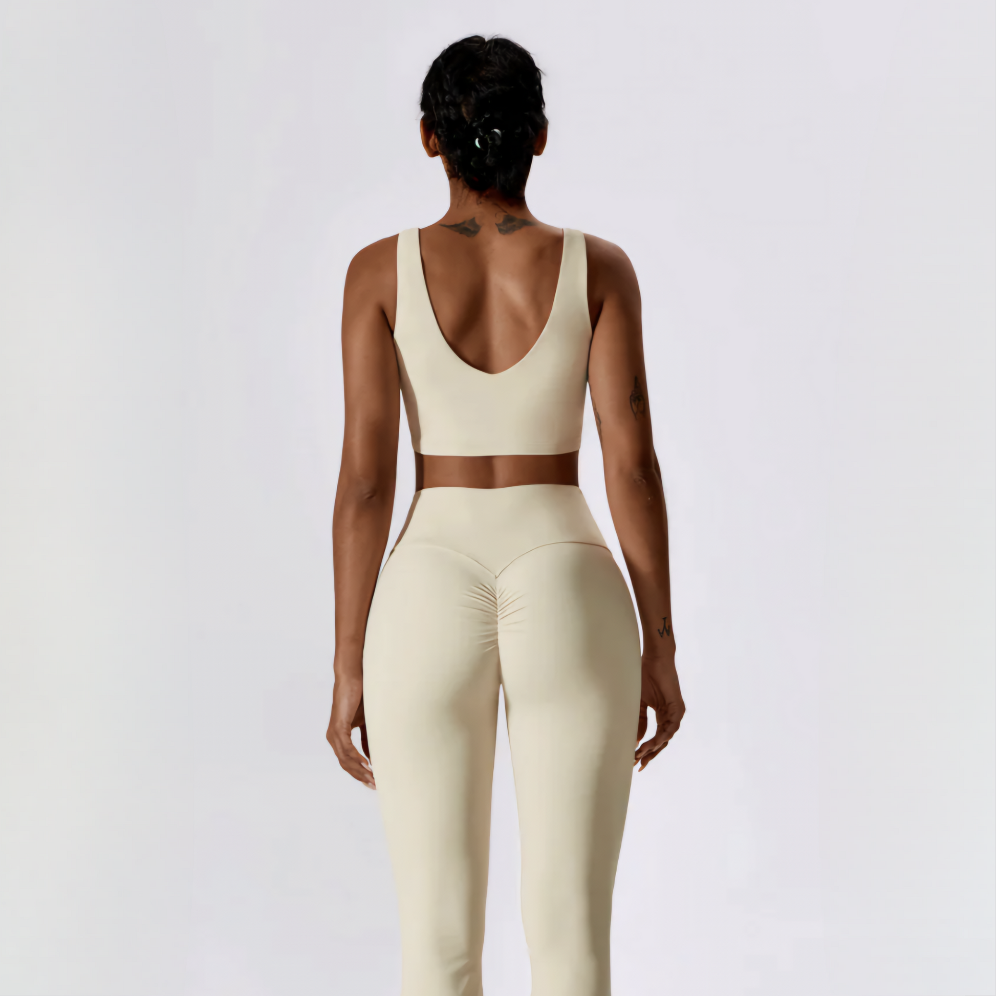 Back shot of fitness model showcasing the ruching and booty popping effect of the Natalia matching workout set from Vibras Activewear.