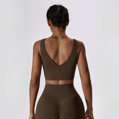 Back shot of fitness model showcasing the Natalia set in brown from Vibras Activewear.