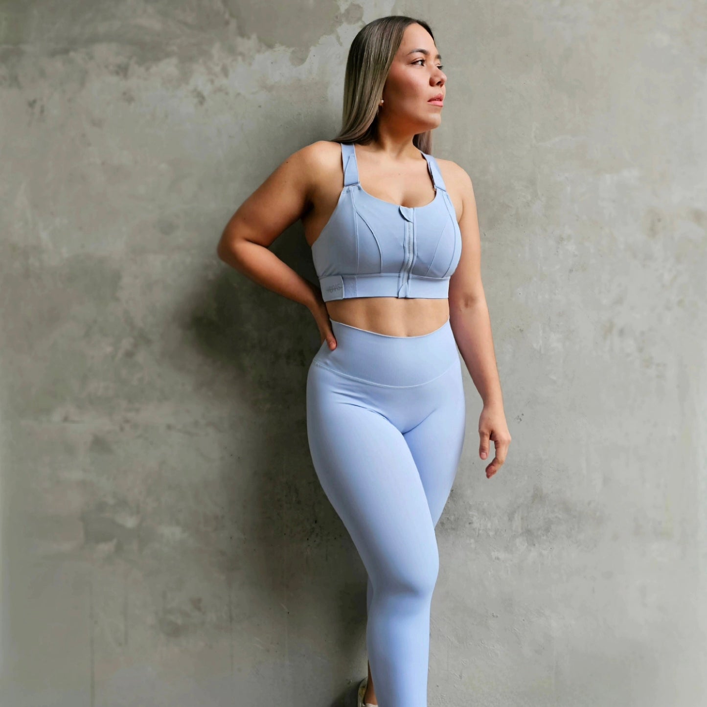 Fitness model wearing a super cute baby blue  gym matching set from Vibras Activewear.