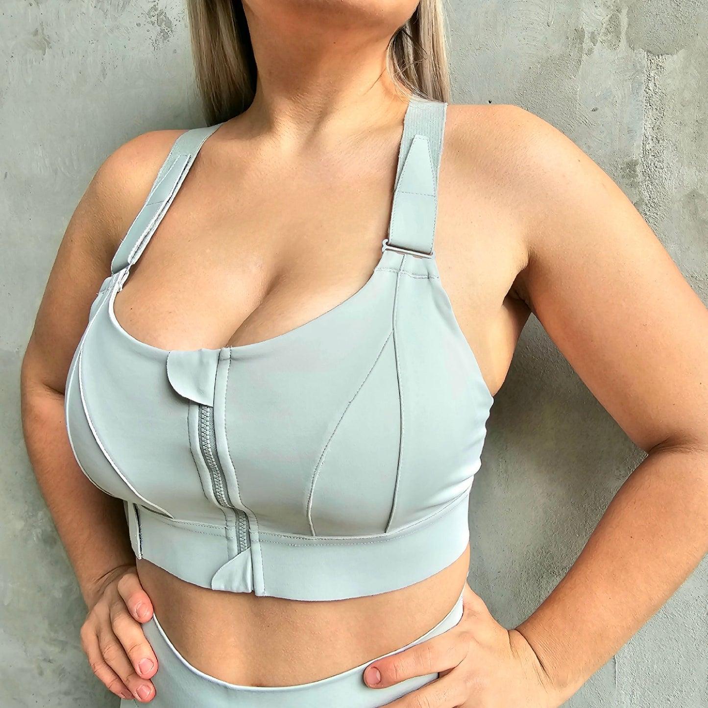 Fitness model wearing a light green, adjustable and high impact sports bra from Vibras Activewear.