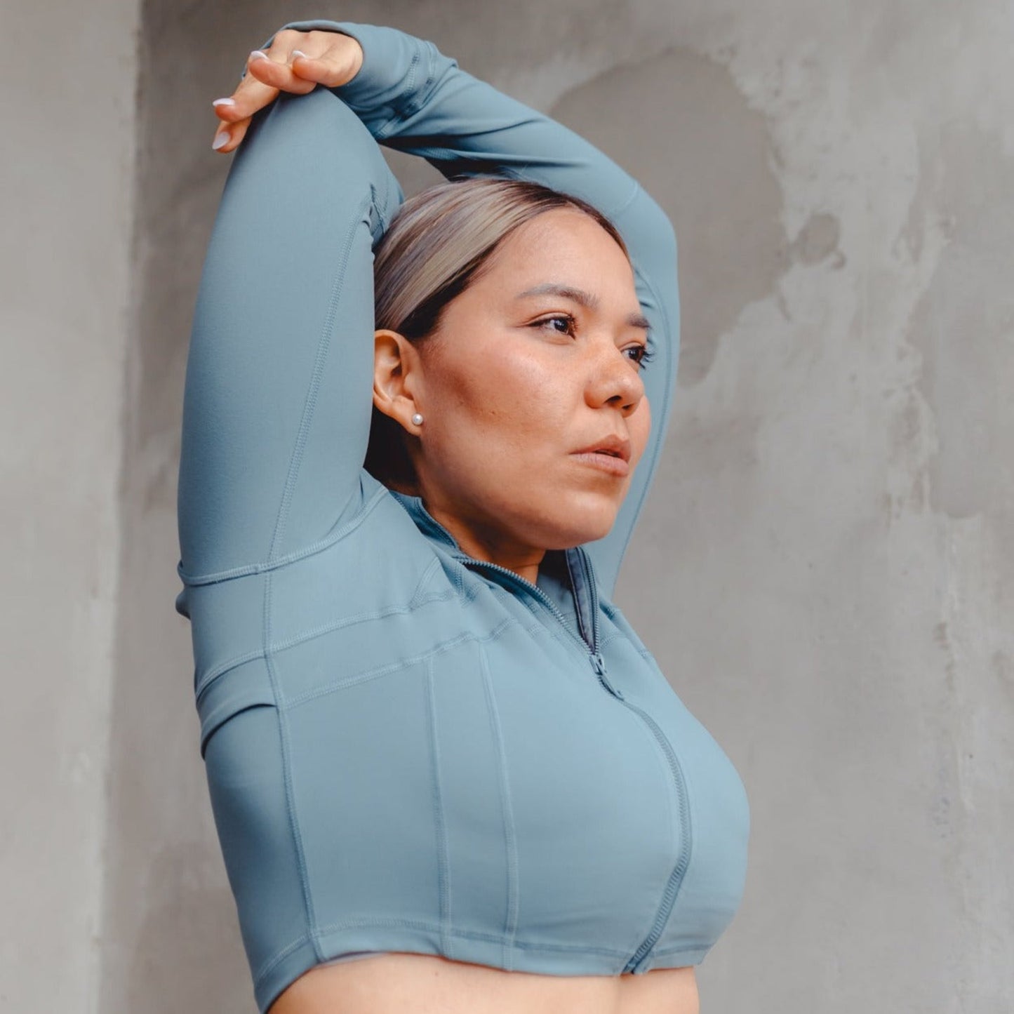 Fitness Model wearing a Steel Blue Crop Jacket from Vibras Activewear.